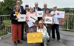 Jubiläum Treffpunkt Ehrenamt hintere Reihe v. l. n .r.: Bürgermeister Dirk Runge, Stephanie Krause (Vorstandsvorsitzende der Landesarbeitsgemeinschaft der Freiwilligenagenturen in NRW e. V.), Hermann Greger (Gründungsmitglied Treffpunkt Ehrenamt), Dr. Johannes Schrage (Vorstand Der Kinderschutzbund - Ortsverband Burscheid)
vordere Reihe: Nicole Behling (Sozialer Dienst Ev. Altenzentrum Luchtenberg-Richartz-Haus), Silke Riemscheid (Treffpunkt Ehrenamt), Gisela Prägler- Hoth (Treffpunkt Ehrenamt), Petra Wehner (Treffpunkt Ehrenamt)
vorne: Karen Göbel (Treffpunkt Ehrenamt) - Quelle: Stadt Burscheid