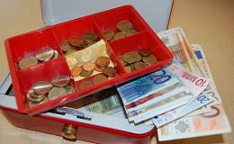 Kasse mit Geld Kasse mit Münzgeld und Geldscheinen