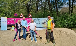 Spatenstich Glasfaser v.l.n.r. Micaela Orgeldinger (Regio Managerin Glasfaser Deutsche Telekom), Marc Baak /(Beigeordneter der Stadt Burscheid), Manfred Nesgen (Projektleiter Realbau) und Dejan Dodevski (Bauleiter Realbau)